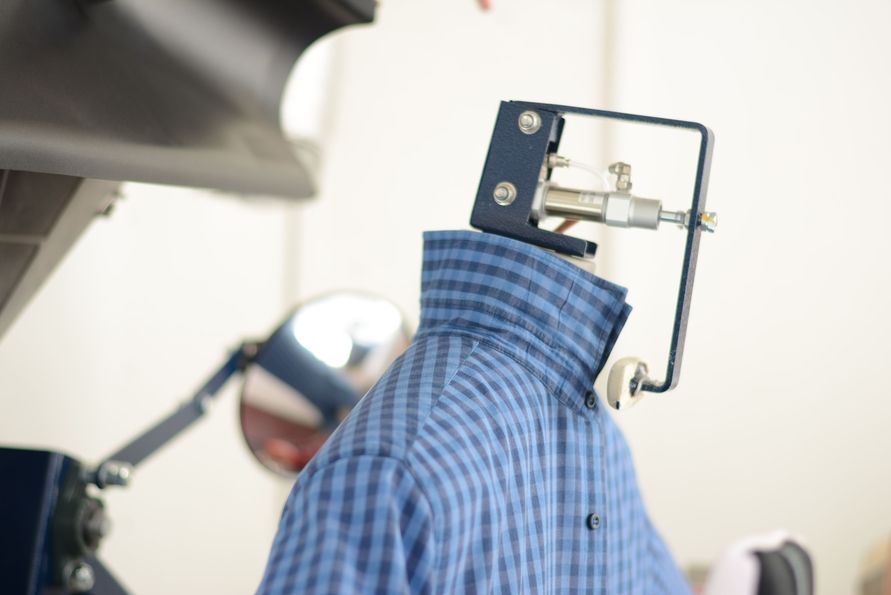 Maschine zum bügeln eines Hemdes